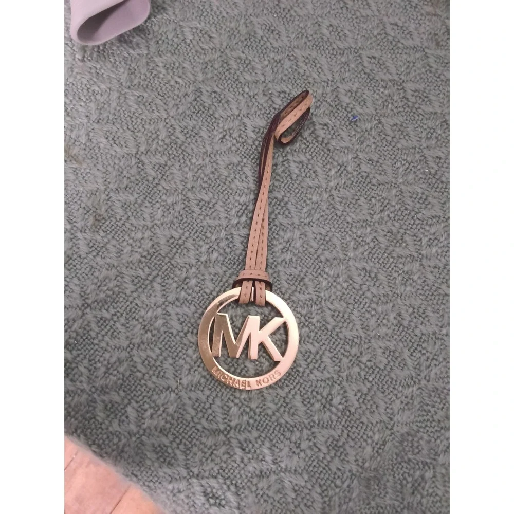 HT1B.Michael Kors Logo Bag Charm Gold Tone Medallion Tan Leather Strap Accessory